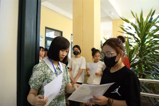 Đề thi tốt nghiệp THPT 2025 môn Toán, mã đề 106