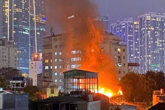 Vụ cháy lớn tại phố Đê La Thành: Khởi tố chủ nhà đốt rác trên tầng thượng