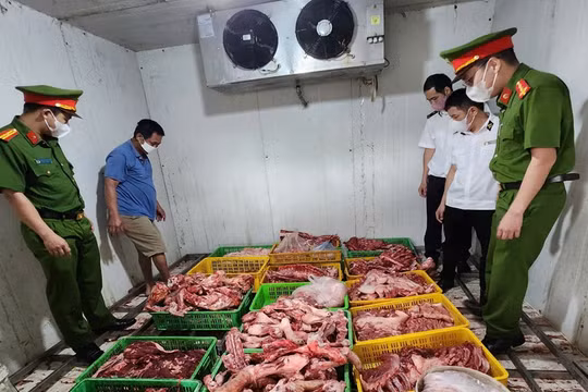 Bắc Giang: Phát hiện, tiêu hủy gần 1,8 tấn thịt và xương lợn bẩn