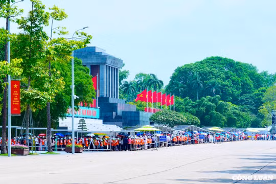 Hàng nghìn người dân xếp hàng dài, chờ vào Lăng viếng Chủ tịch Hồ Chí Minh