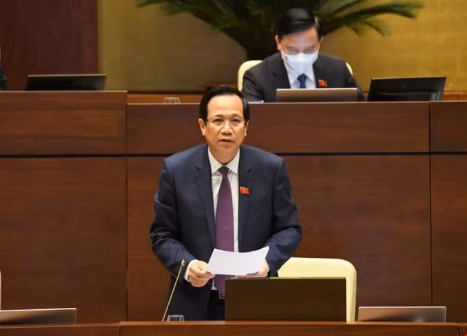 Bộ trưởng Bộ Lao động-Thương binh và Xã hội Đào Ngọc Dung báo cáo trước Quốc hội.