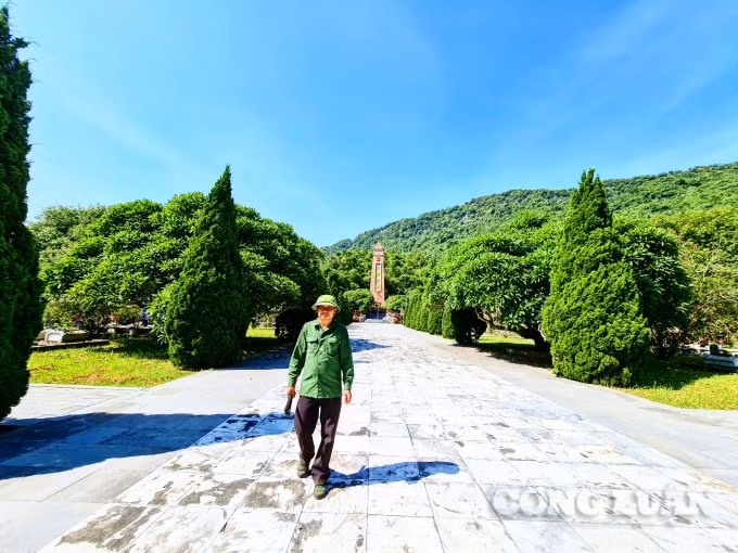 Ông Phạm Văn Nguyễn có 25 năm làm quản trang tại Nghĩa trang Quốc tế Đồng Tâm, huyện Bá Thước, tỉnh Thanh Hoá
