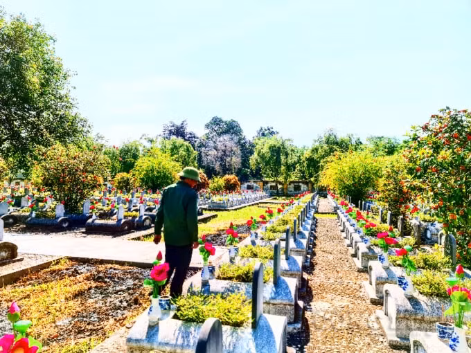 Với 25 năm trông coi, ông Nguyễn thuộc lòng từng tên liệt sĩ, vị trí ngôi mộ, quê quán, địa điểm được quy tập về nghĩa trang Quốc tế Đồng Tâm