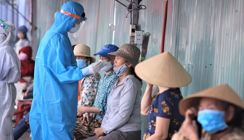 Hình ảnh nhân viên y tế ở Đà Nẵng lấy mẫu xét nghiệm cho các tiểu thương buôn bán ở chợ Cẩm Lệ. Ảnh: baophapluat.vn