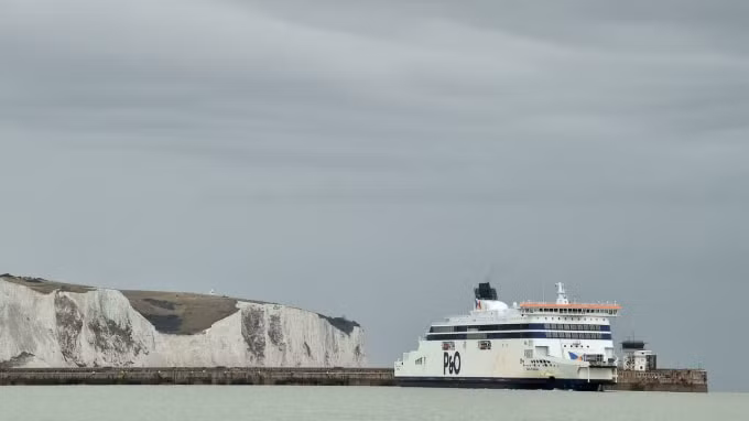 Một chuyến phà xuyên kênh của P&O diễn ra ở bến cảng Dover sau khi băng qua Kênh, ngoài khơi bờ biển phía đông nam nước Anh vào ngày 1 tháng 9 năm 2020. © Glyn Kirk, AFP