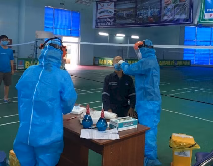 Người lao động PVFCCo thực hiện xét nghiệm Covid- 19