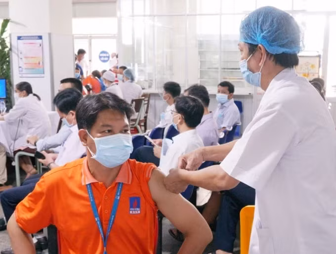BSR tổ chức tiêm vắc xin phòng covid -19 cho người lao động.