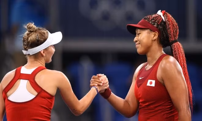 Tay vợt Naomi Oska (phải) để thua đối thủ Vondrousova sau 2 set đấu và chính thức mất hy vọng giành HCV Olympic Tokyo. Ảnh: internet