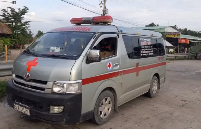 Lực lượng chức năng tại chốt kiểm soát phòng chống dịch COVID-19 huyện Châu Thành (tỉnh Tiền Giang) phát hiện xe cứu thương chở trái phép 3 người trong 1 gia đình về tỉnh Vĩnh Long. Ảnh: TL