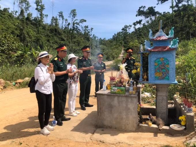 Đoàn Trung đoàn 6 và Trường THPT Hai Bà Trưng thắp hương viếng các liệt sĩ.