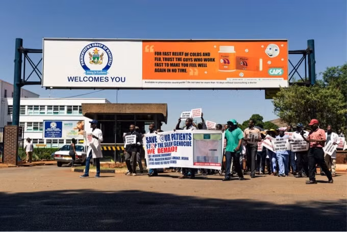 Các bác sĩ chặn lối vào Bệnh viện Parirenyatwa trong một cuộc biểu tình ở Harare vào năm 2019. (Nguồn: Jekesai Njikizana/AFP).