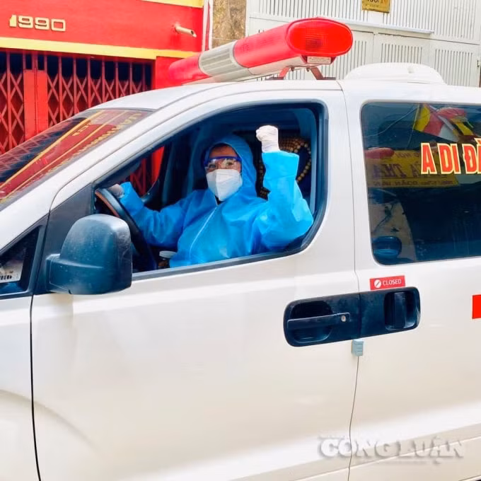 Mặc dù rất nhớ con gái chỉ mới 13 tuổi ở nhà trông mẹ, chị Kim Cúc vẫn vững lòng, quyết tâm ngày đêm lái xe cứu thương 0 đồng, cứu giúp hàng trăm bệnh nhân khó khăn