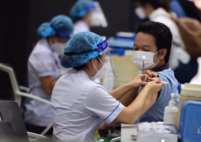 Thủ tướng yêu cầu hỗ trợ địa phương, doanh nghiệp tiếp cận nguồn vaccine phòng COVID 19. (Ảnh minh họa)