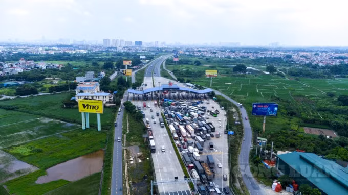 Ghi nhận đến 13h chiều nay, hàng loạt phương tiện vẫn đang nhúc nhích di chuyển đến trạm thu phí Pháp Vân - Cầu Giẽ.