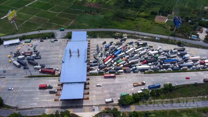 Nhiều xe nhúc nhích hàng chục phút mới đến được Trạm thu phí Pháp Vân-Cầu Giẽ.