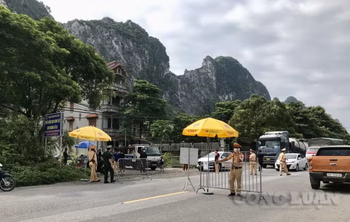 Lực lượng chức năng kiểm soát chặt người và phương tiện ra vào Hà Nội, ngăn chặn dịch bệnh COVID-19 lây lan