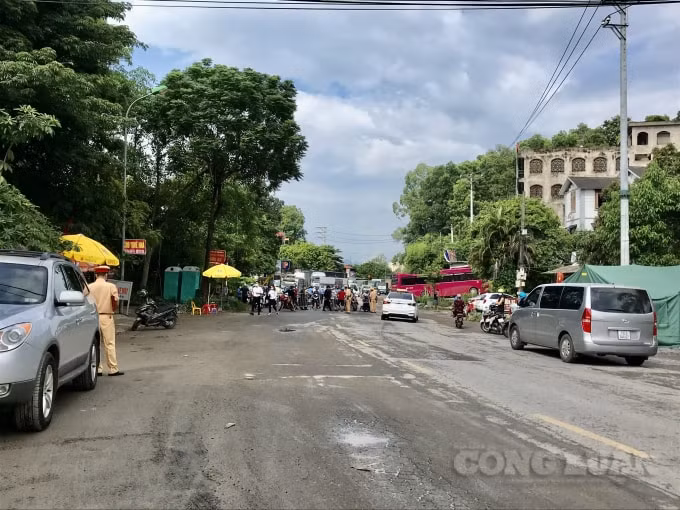 Chốt kiểm soát phương tiện trên Quốc lộ 6 hướng về Hà Nội tập trung đông phương tiện qua lại