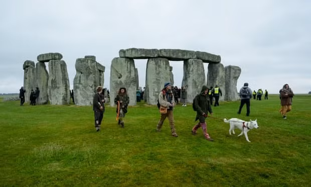 Du khách ở khu Stonehenge.Ảnh: TG