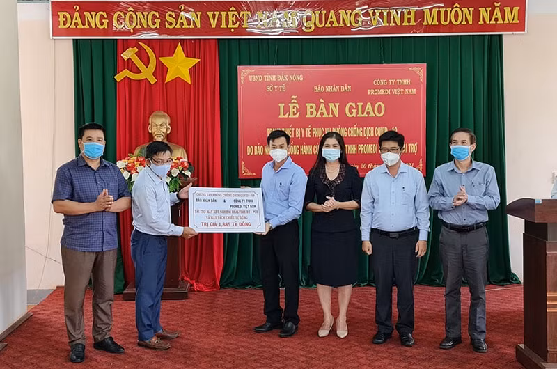Đại diện Báo Nhân Dân và Công ty TNHH Promedi Việt Nam trao tặng tỉnh Đắk Nông hệ thống máy xét nghiệm SARS-CoV-2 trị giá hơn 1,8 tỷ đồng. Ảnh: Chấn Hưng