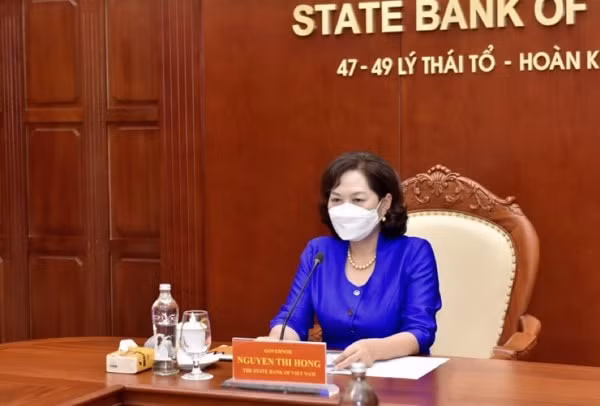 Thống đốc Nguyễn Thị Hồng tại buổi họp trực tuyến ở đầu cầu Việt Nam