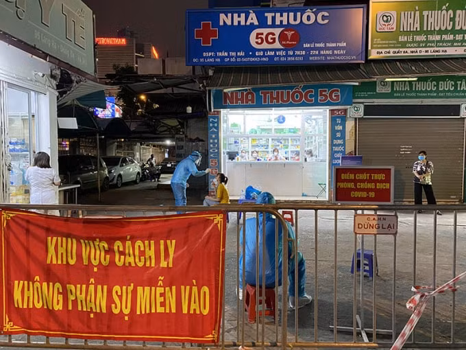 Toàn bộ khu vực xung quanh Nhà thuốc Đức Tâm đều bị phong toả tạm thời để phục vụ truy vết, xét nghiệm và khử khuẩn. Ảnh: KTĐT