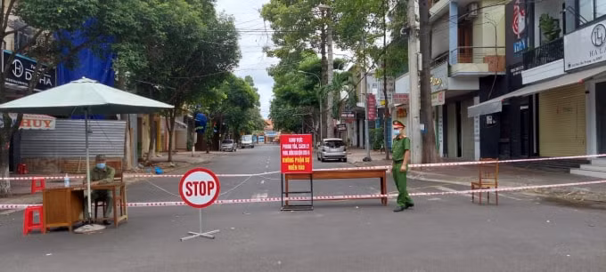 Khu dân cư trên đường Hai Bà Trưng liên quan đến chùm ca bệnh trên địa bàn thành phố đã được phong tỏa. Ảnh: Báo Đắk Lắk