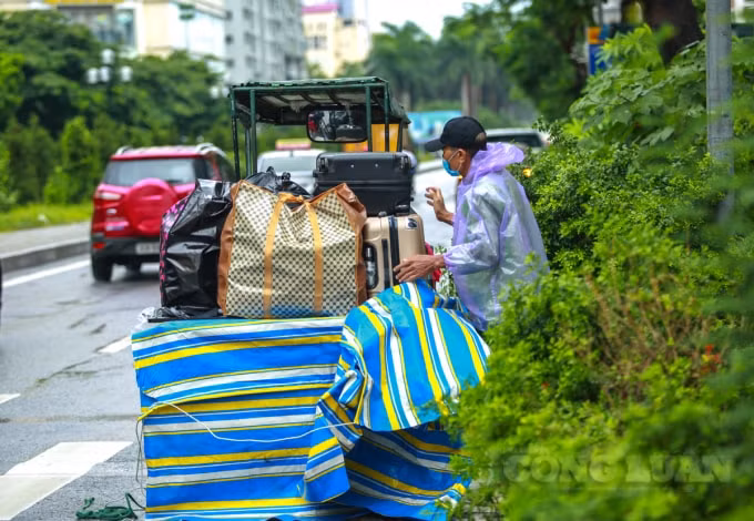 Một số khác chuyển sang nhà bạn bè trong khu vực nội thành Hà Nội, nên đã gọi xe ba gác đến vận chuyển đồ.