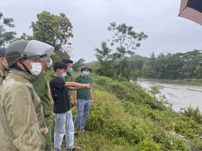 Nguyễn Văn Cường đến hiện trường truy tìm tang vật gây án