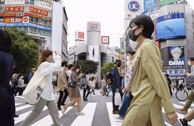 Nhật Bản báo cáo số ca nhiễm COVID nghiêm trọng ở Tokyo hầu hết ở độ tuổi 40 và 50 - Ảnh: Kyodo