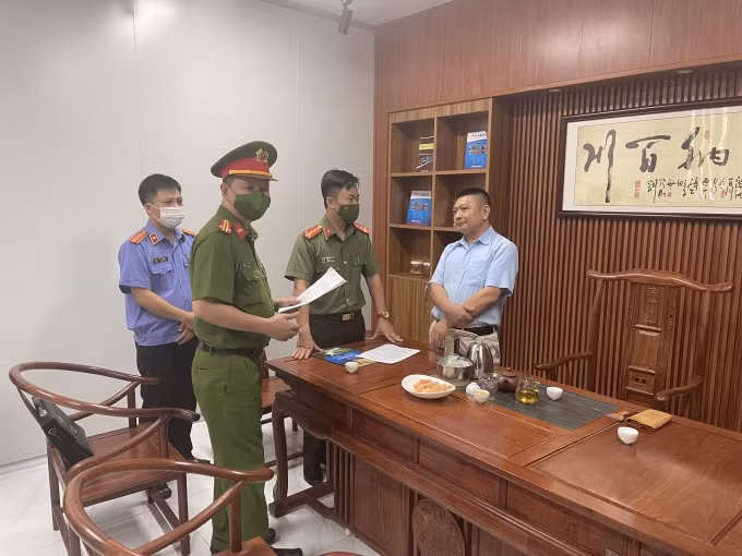 Lực lượng chức năng khám xét nơi ở, nơi làm việc của 2 chuyên gia người Trung Quốc. Ảnh: CATH