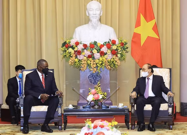 Chủ tịch nước Nguyễn Xuân Phúc tiếp Bộ trưởng Quốc phòng Hợp chúng quốc Hoa Kỳ Lloyd Austin.