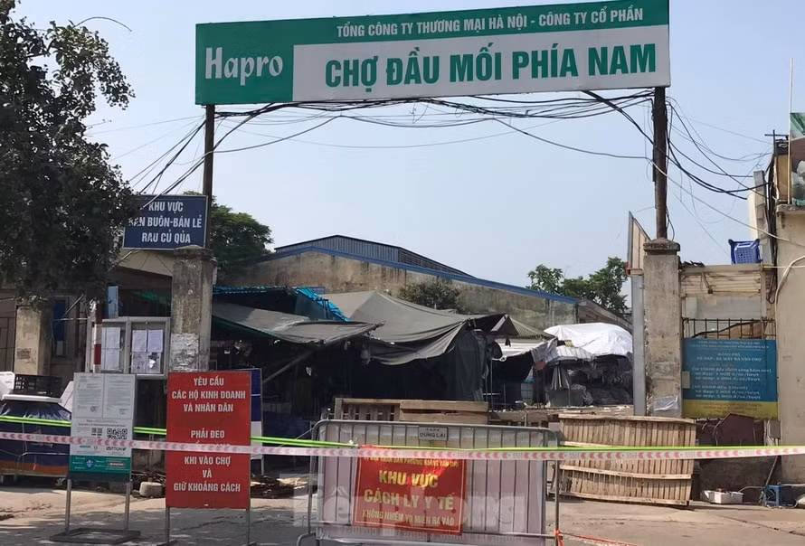 Hà Nội tìm người đến cây xăng gần chợ đầu mối phía Nam liên quan ca mắc Covid-19. Ảnh: tienphong.vn
