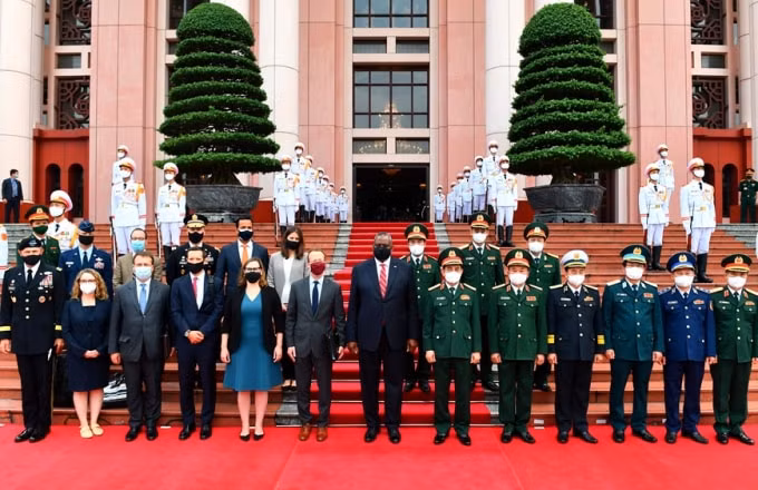Bộ trưởng Phan Văn Giang và Bộ trưởng Lloyd Austin chụp ảnh cùng các đại biểu. (Ảnh: BQP)