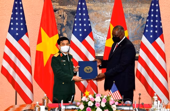 Bộ trưởng Lloyd Austin trao kỷ vật chiến tranh cho Bộ trưởng Phan Văn Giang. (Ảnh: BQP)