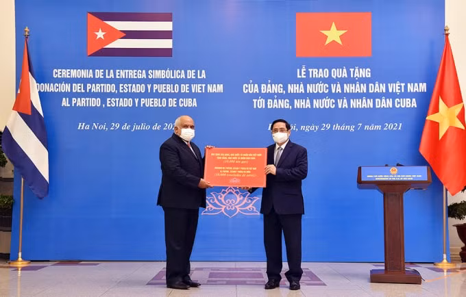 Nhân dịp này, Thủ tướng Phạm Minh Chính trao tặng tượng trưng 10.000 tấn gạo của Đảng, Nhà nước và nhân dân Việt Nam tới Đảng, Nhà nước và nhân dân Cuba.