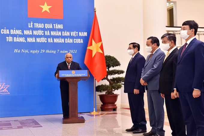Thay mặt Đảng, Nhà nước và nhân dân Cuba, Đại sứ Orlando Nicolás Hernández Guillén bày tỏ trân trọng và biết ơn nghĩa cử của Đảng, Nhà nước và nhân dân Việt Nam trong việc ủng hộ và hỗ trợ Cuba.