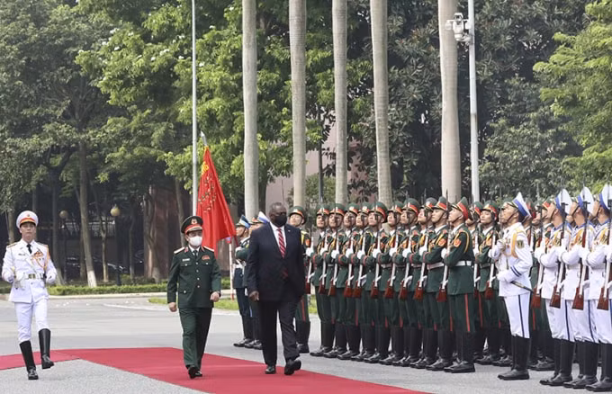 Bộ trưởng Phan Văn Giang và Bộ trưởng Lloyd Austin duyệt Đội Danh dự Quân đội nhân Việt Nam. (Ảnh: BQP)