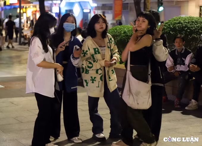 hang ngan nguoi den pho di bo nguyen hue tp hcm cho don thoi khac nam moi 2022 hinh 9