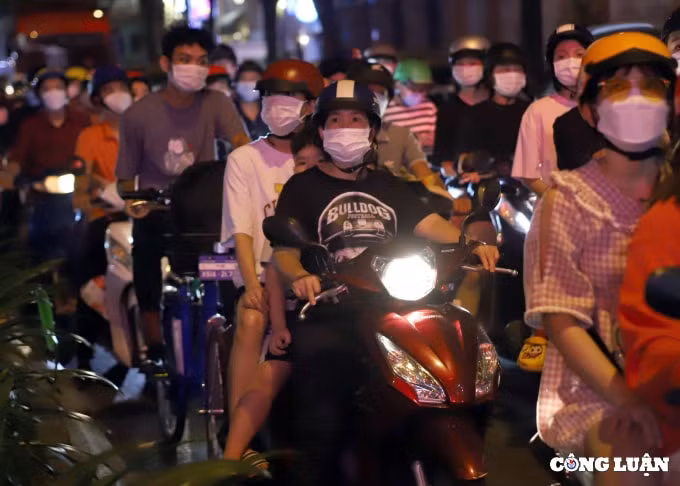 hang ngan nguoi den pho di bo nguyen hue tp hcm cho don thoi khac nam moi 2022 hinh 2