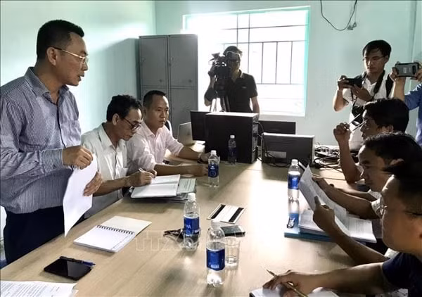 Đoàn công tác Bộ Công Thương kiểm tra tại Thủy điện Thượng Nhật. Ảnh: TTXVN