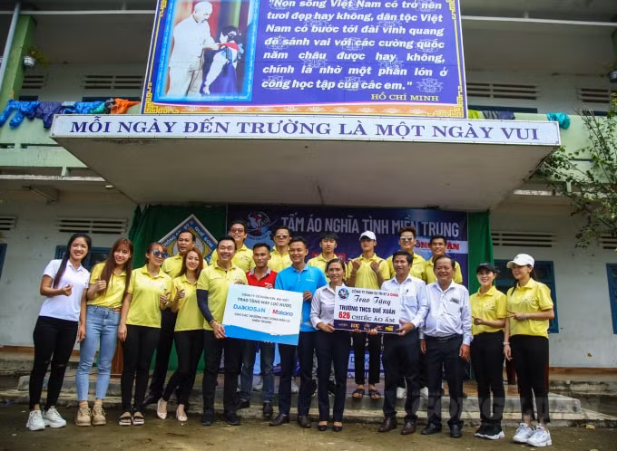 Đoàn đã đến thăm, động viên và trao tặng gần 2.000 áo ấm cho các em học sinh các trường THPT Nguyễn Văn Cừ và THSC Quế Xuân thuộc huyện Quế Sơn, tỉnh Quảng Nam.