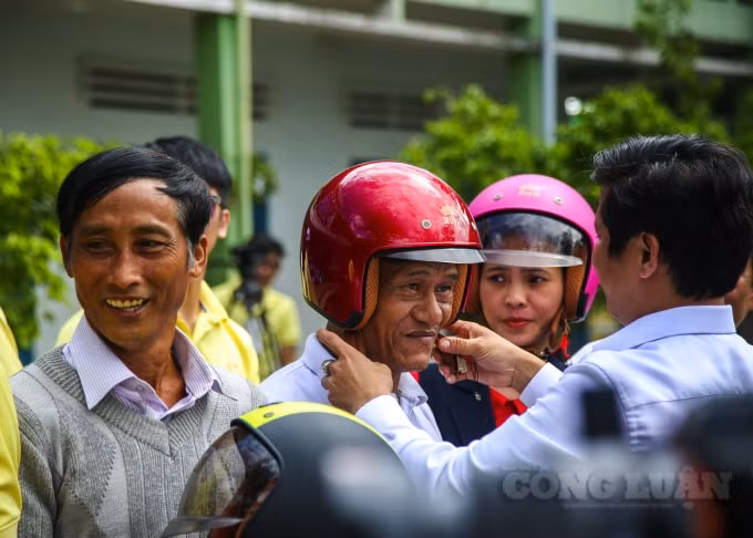 Đồng thời trao tặng mũ bảo hiểm cho giáo viên, máy lọc nước cho các trường học trên.