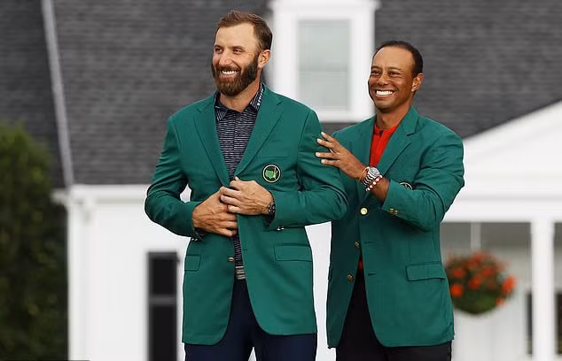 Dustin Johnson khoác lên mình chiếc áo xanh dành cho nhà vô địch The Masters. Ảnh: vtv.vn