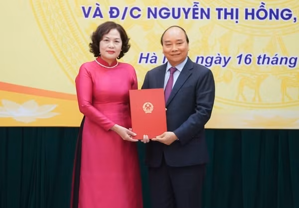Thủ tướng Nguyễn Xuân Phúc trao Quyết định cho tân Thống đốc Ngân hàng Nhà nước Nguyễn Thị Hồng. Ảnh: VGP