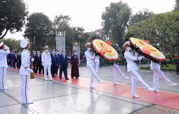 Lãnh đạo Đảng, Nhà nước đặt vòng hoa và vào viếng Chủ tịch Hồ Chí Minh. Ảnh: TTXVN