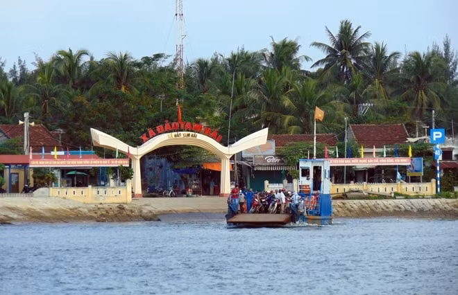 Phà ra đảo Tam Hải, huyện Núi Thành được thông báo tạm dừng hoạt động để tránh bão số 13 (Ảnh: cand)
