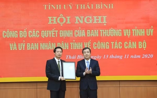 Ông Ngô Đông Hải, Bí thư Tỉnh ủy Thái Bình trao Quyết định điều động, bổ nhiệm Trưởng Ban Nội chính Tỉnh ủy cho ông Hoàng Thái Phúc. Ảnh: noichinh.vn