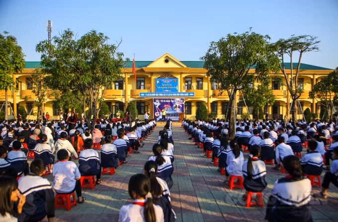 Các trường đón nhận các phần quà ý nghĩa trong chương trình “Tấm áo nghĩa tình miền Trung