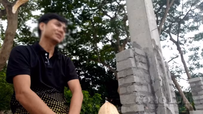 Người đàn ông tự xưng là kỹ thuật của công ty Hương Thọ tại dự án.