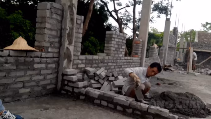 Các công nhân người địa phương không được kí hợp đồng, không được đóng bảo hiểm làm khoán lại từ một người phụ nữ không thuộc công ty Hương Thọ.